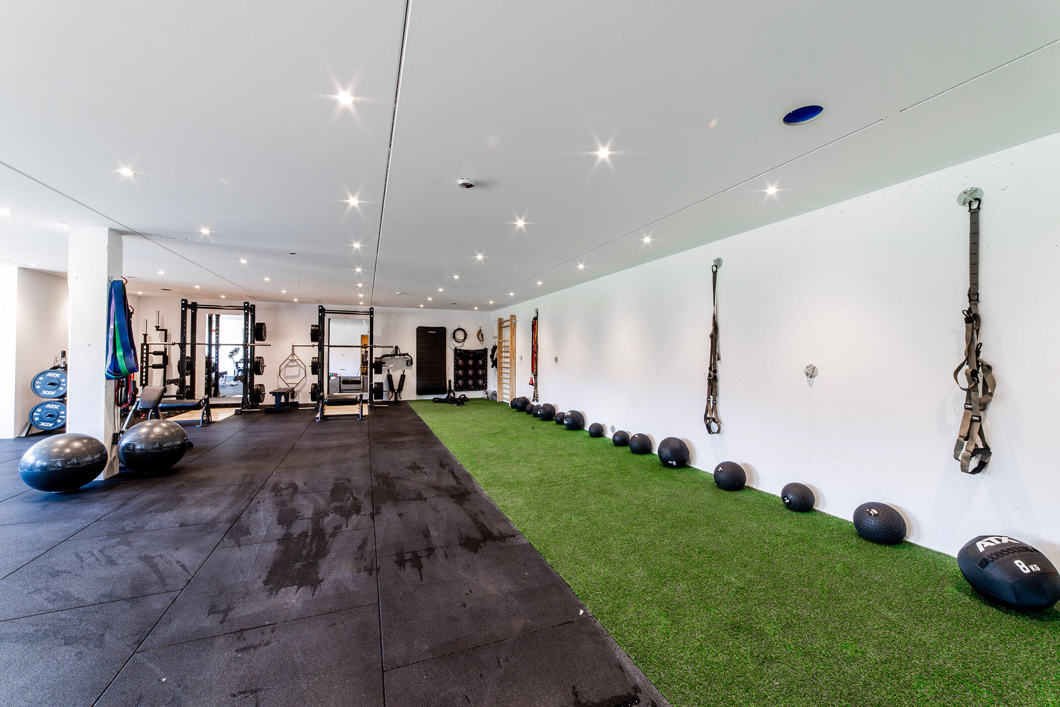 Geräumiger Fitnessraum mit Gummi- und Kunstrasenboden, Gymnastikbällen, Suspension-Trainern und Kraftgeräten. - Hotel Oberwiesen